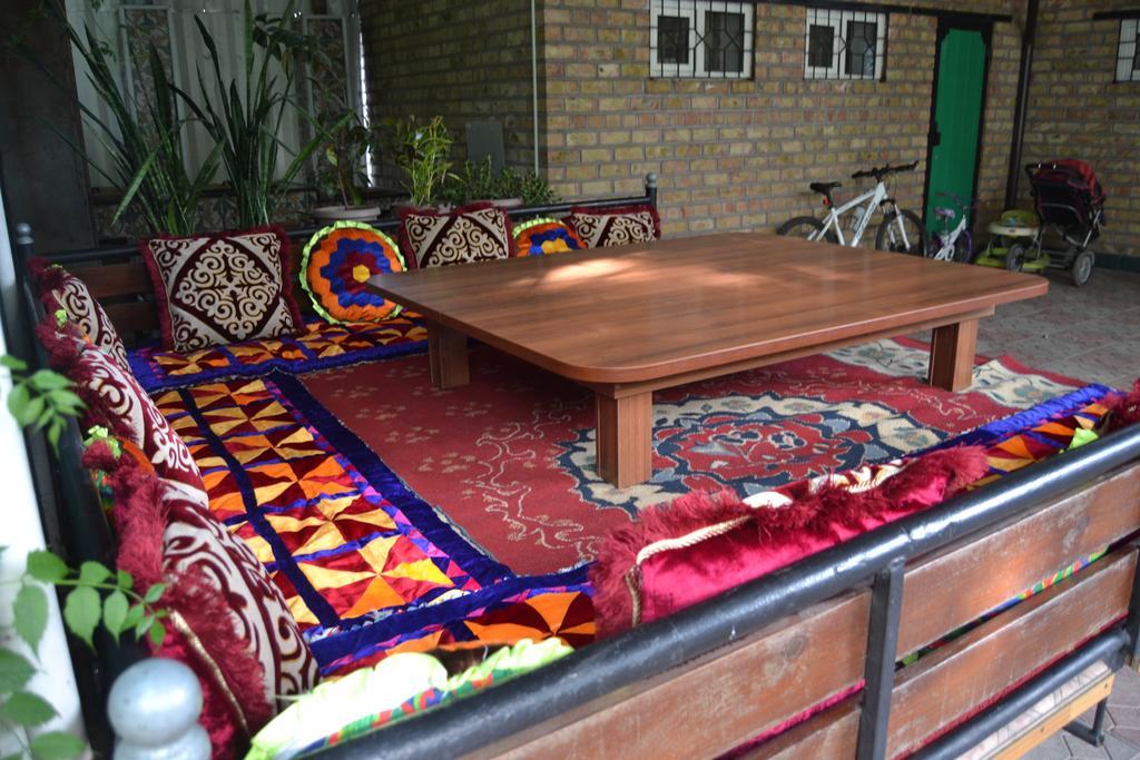Friends Guest House & Hostel 比什凯克 外观 照片