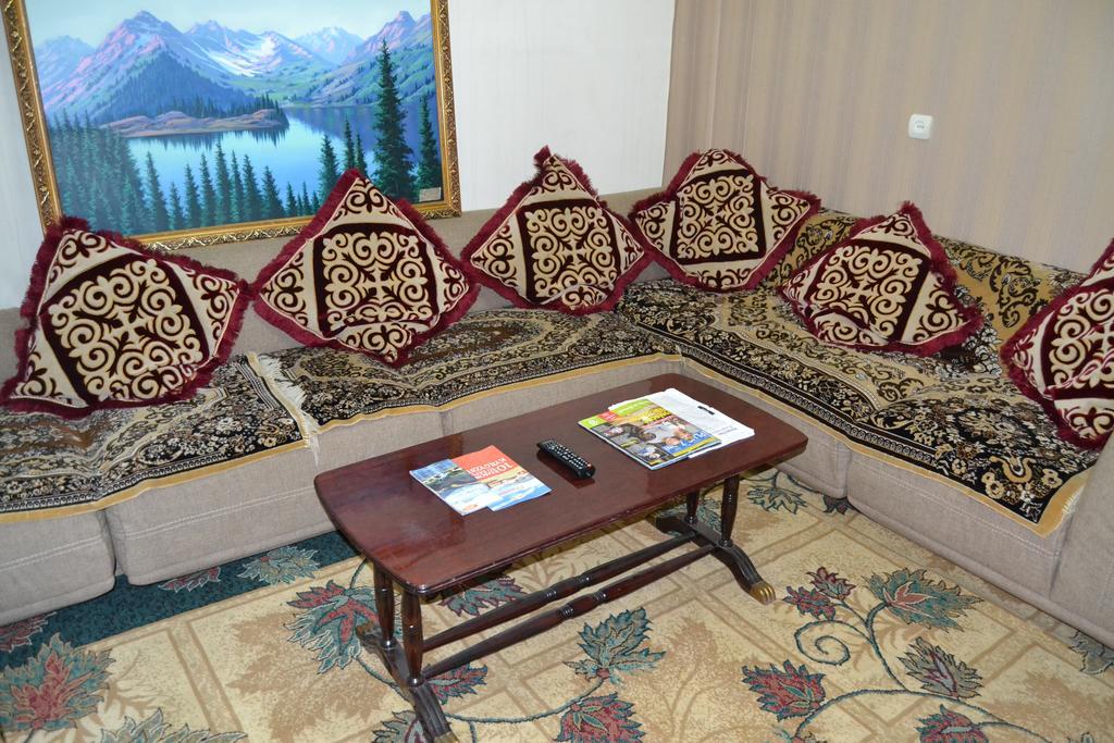Friends Guest House & Hostel 比什凯克 外观 照片