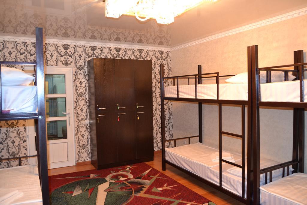 Friends Guest House & Hostel 比什凯克 外观 照片