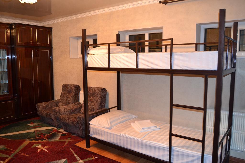 Friends Guest House & Hostel 比什凯克 外观 照片