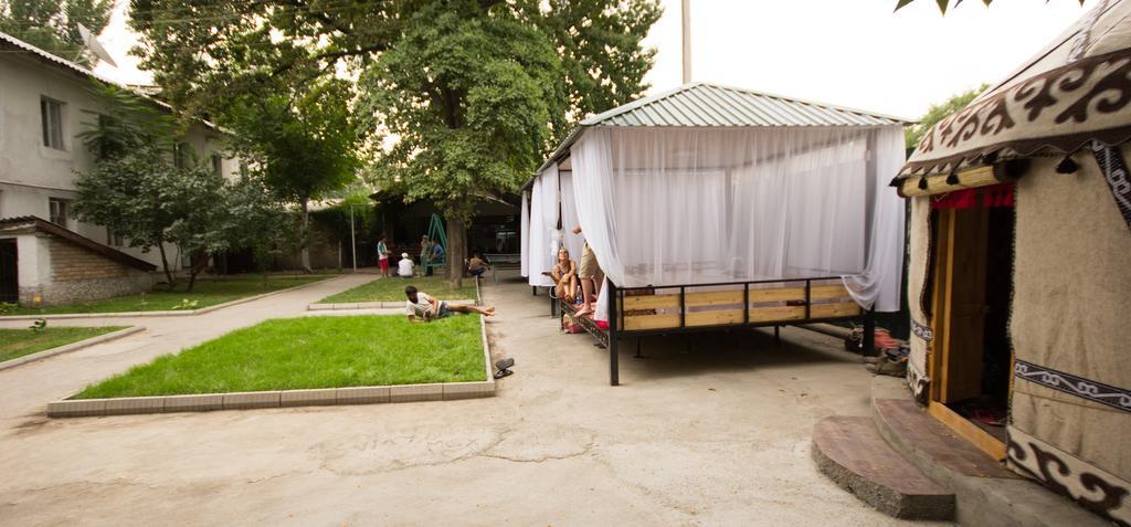 Friends Guest House & Hostel 比什凯克 外观 照片