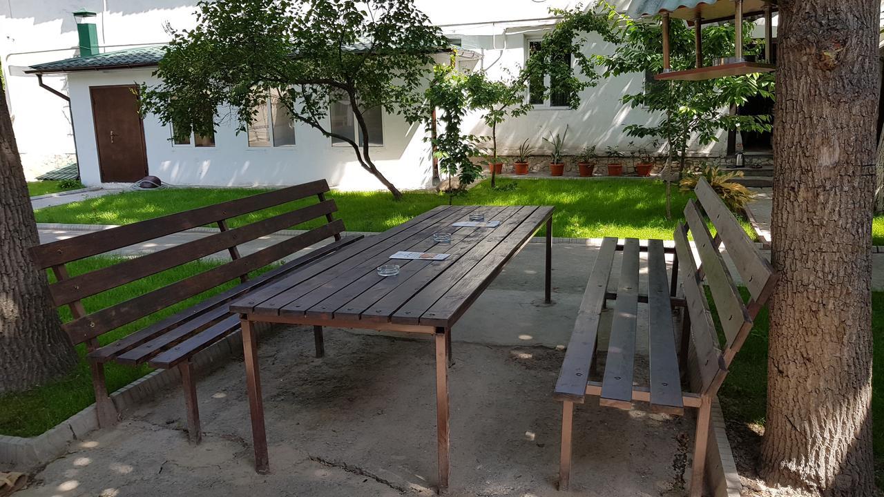 Friends Guest House & Hostel 比什凯克 外观 照片